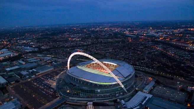 O novo arco do Estádio de Wembley está localizado a 130 metros de altura, cerca de 4 vezes maior que a altura das torres do lendário estádio, que foi demolido e que ficava no mesmo local / Foto: Londres 2012 